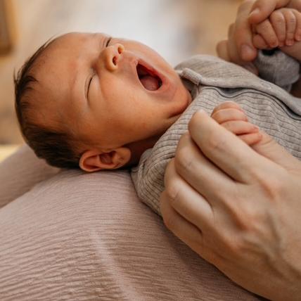 Foto von gähnendem Baby