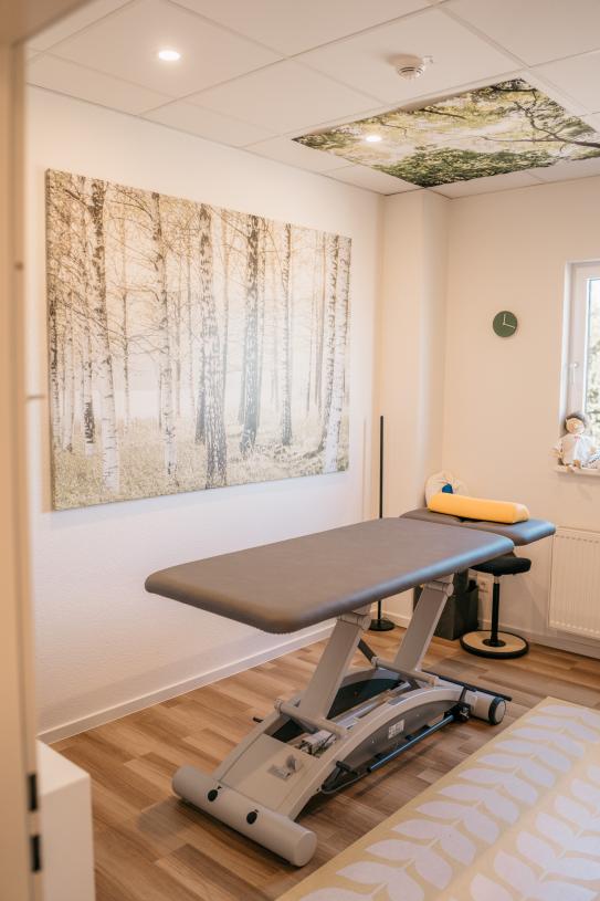 Therapieraum mit Liege, Naturdeko und beruhigender Einrichtung