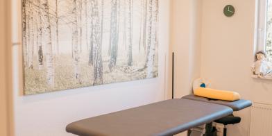 Therapieraum mit Liege, Naturdeko und beruhigender Einrichtung