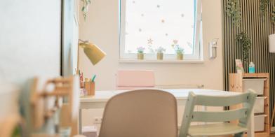 Innenraum mit kindgerechter Einrichtung, Fensterdeko und organisiertem Schreibtisch